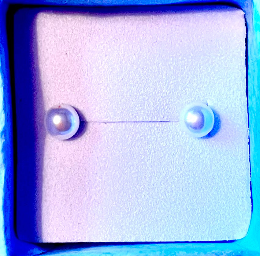 Earrings- preowned pearl style studs