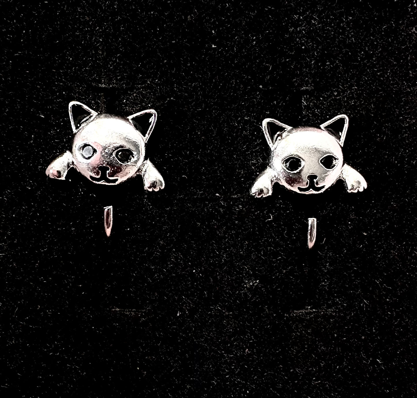 Cat loop earrings - silvery coloured