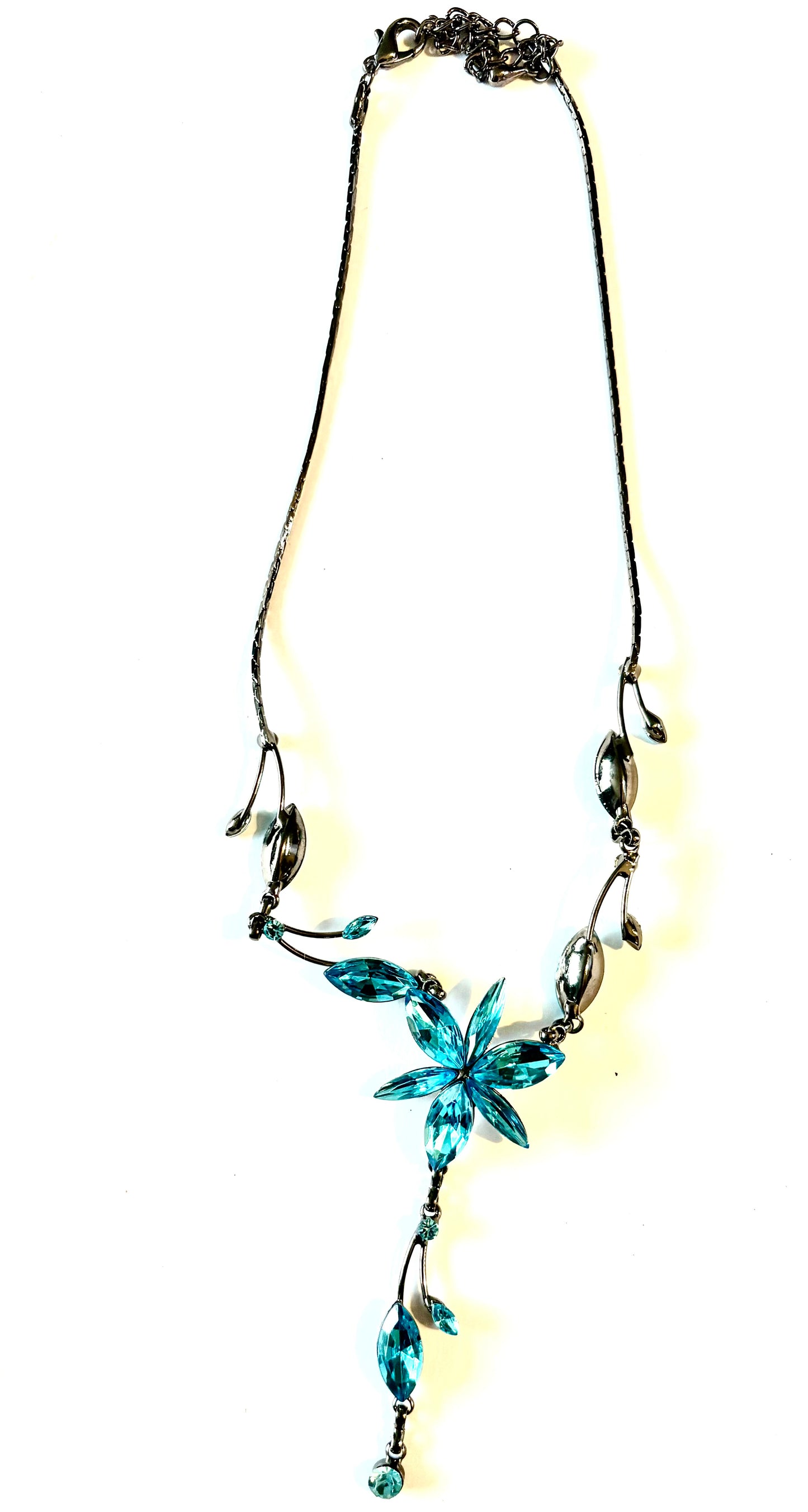 Necklace - white metal blue floral necklace. Style 38