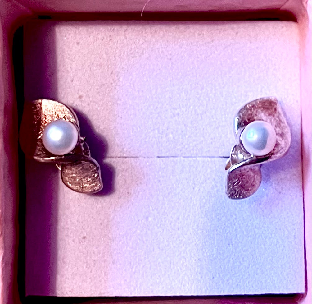 Earrings- preowned imitation gold/ pearl studs