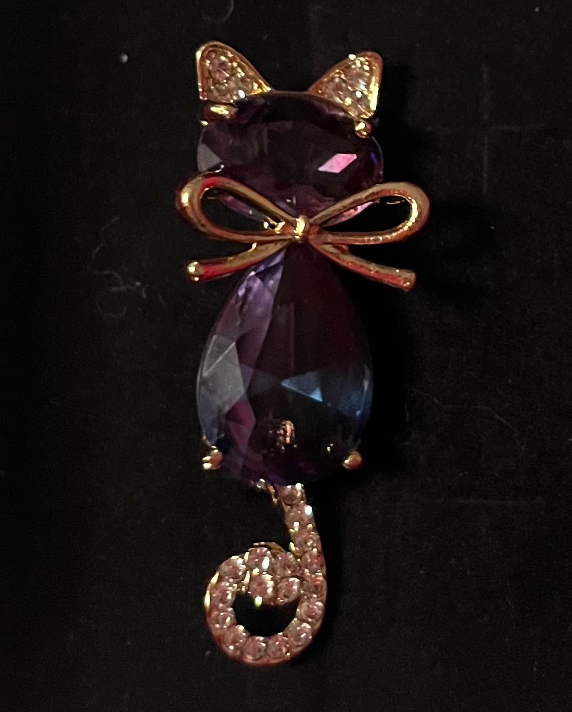 Cat crystal brooch