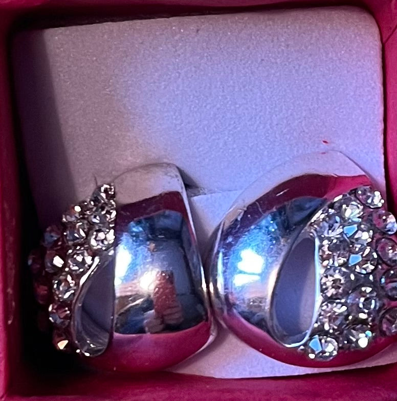 Earrings - preowned white metal decorative studs